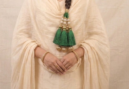 Premium Handcrafted Emerald Green Pearl & Gold Paranda – Traditional Hair Accessory with Silk Tassels